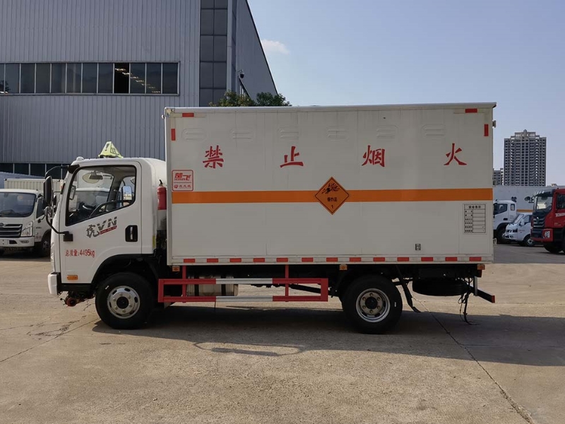 解放藍(lán)牌4.1米爆破器材運(yùn)輸車(chē)
