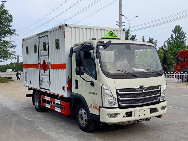 福田領(lǐng)航4.1米易燃?xì)怏w運(yùn)輸車